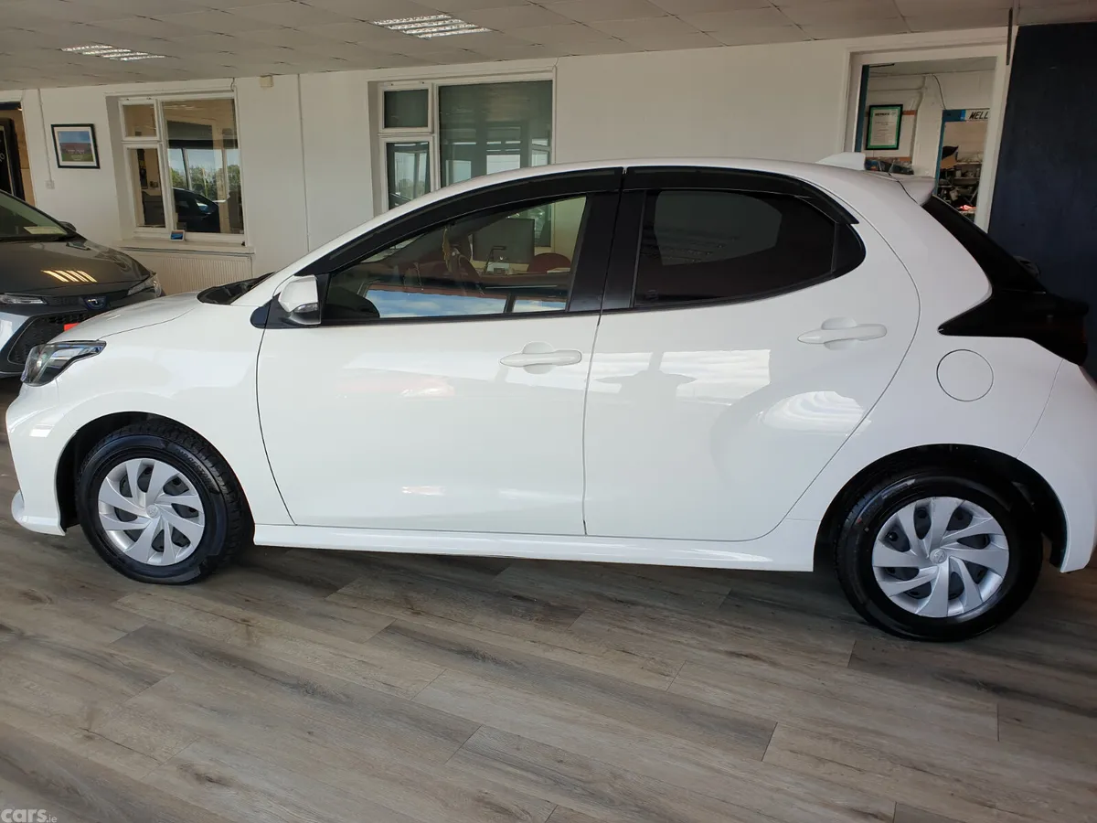 Toyota Yaris Hatchback, Petrol Hybrid, 2021, White