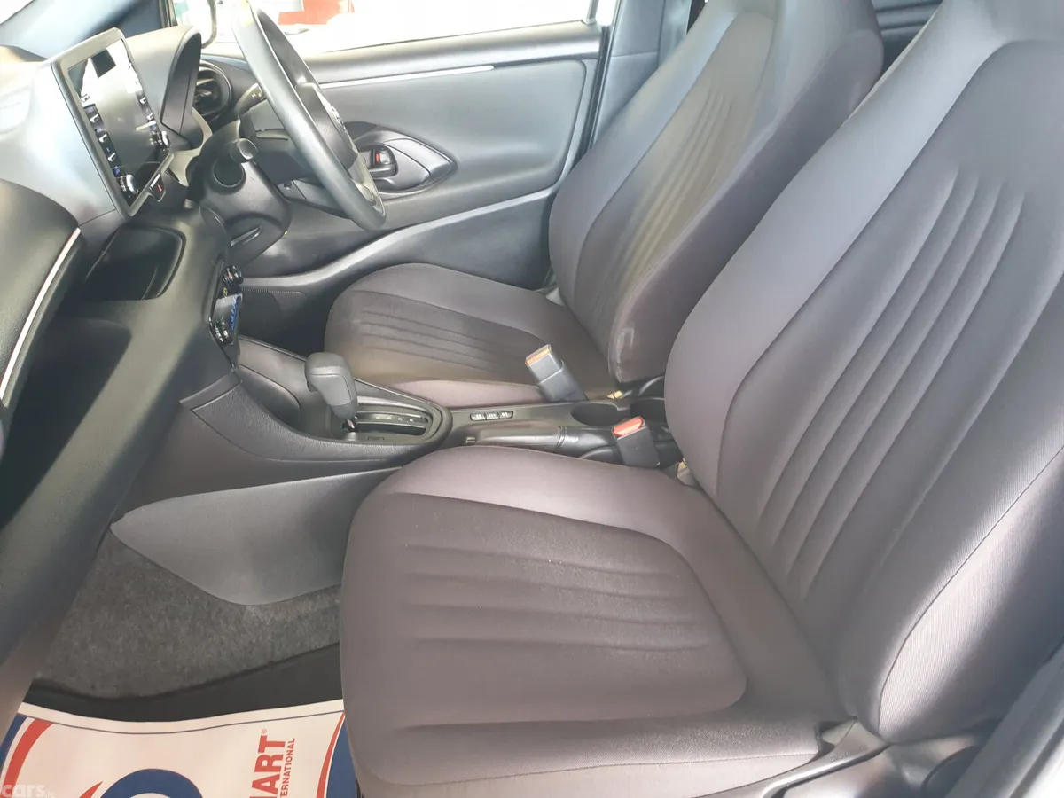 Toyota Yaris Hatchback, Petrol Hybrid, 2021, White