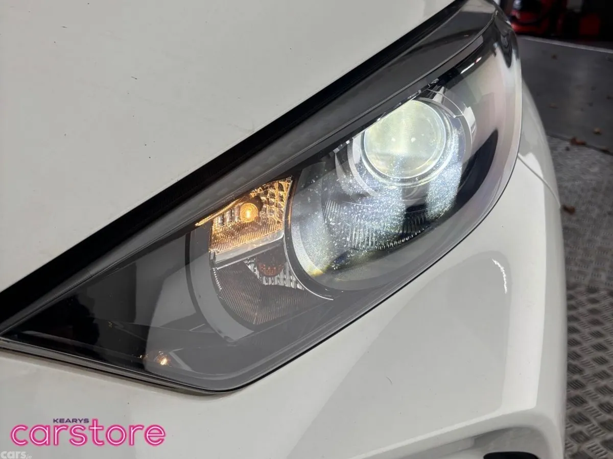 Toyota Yaris Hatchback, Petrol Hybrid, 2021, White