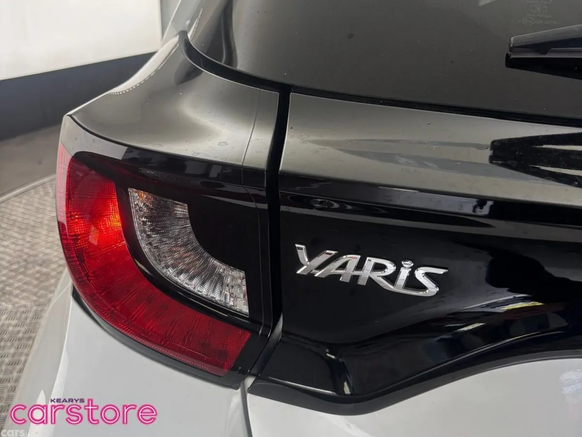 Toyota Yaris Hatchback, Petrol Hybrid, 2021, White