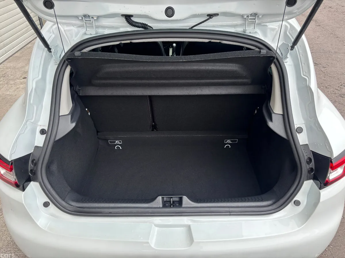 Renault Clio Hatchback, Petrol, 2018, White