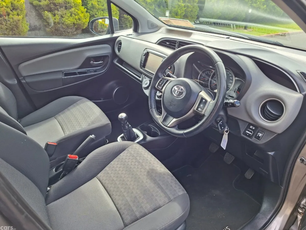 Toyota Yaris Hatchback, Petrol, 2017, Grey