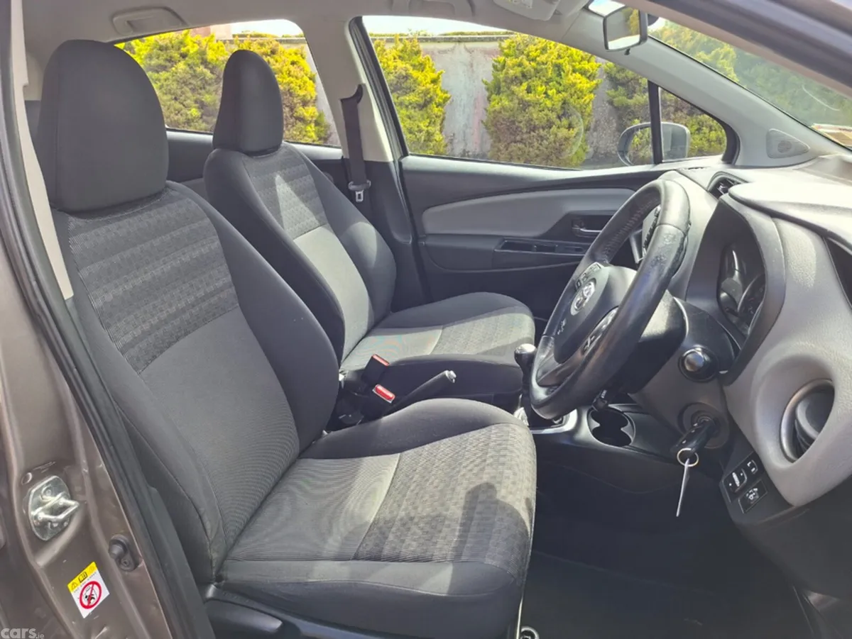 Toyota Yaris Hatchback, Petrol, 2017, Grey