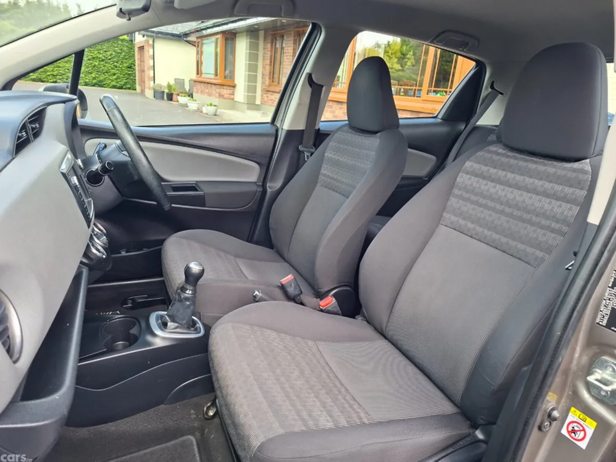 Toyota Yaris Hatchback, Petrol, 2017, Grey