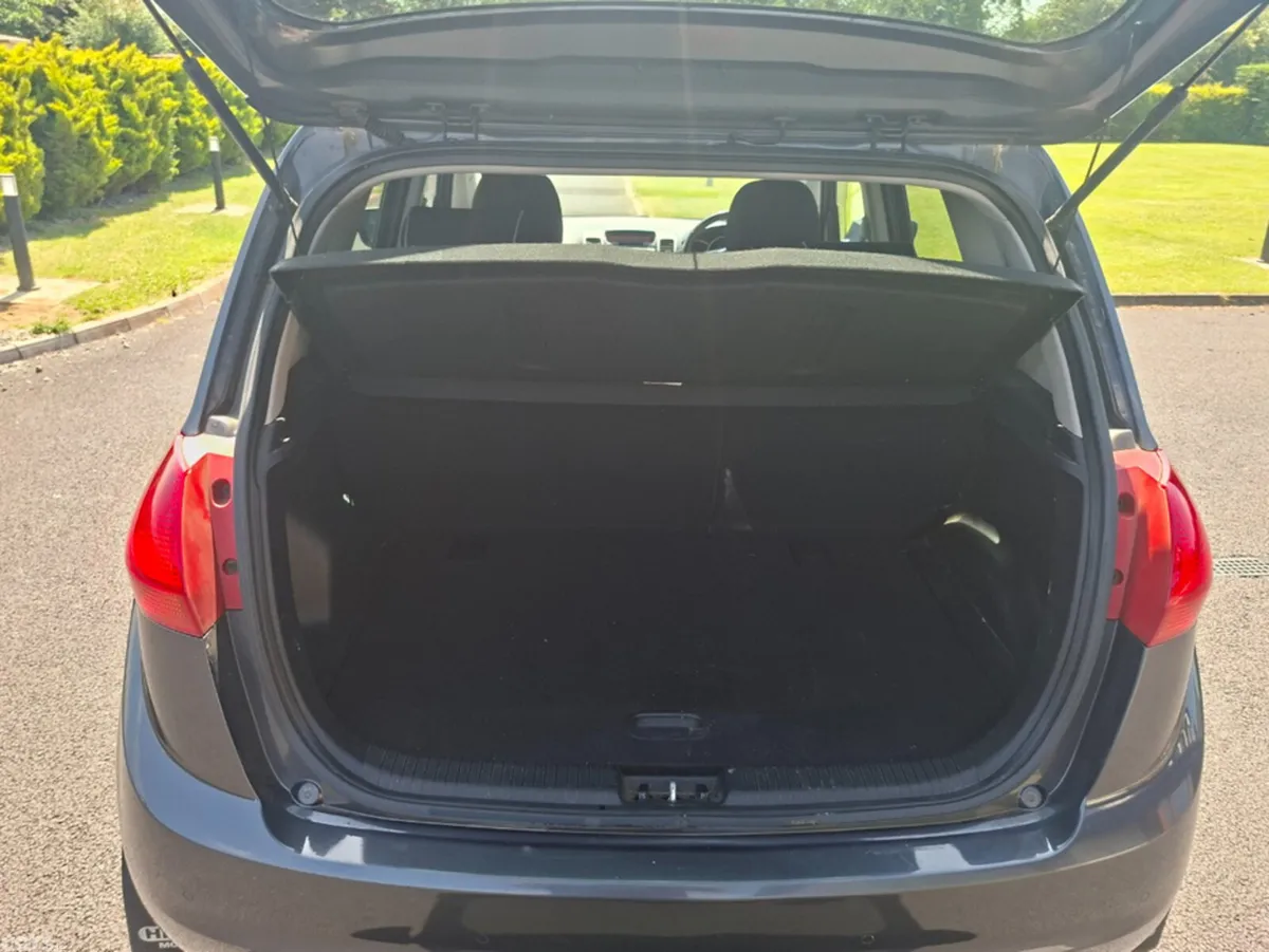 Kia Venga MPV, Diesel, 2016, Silver