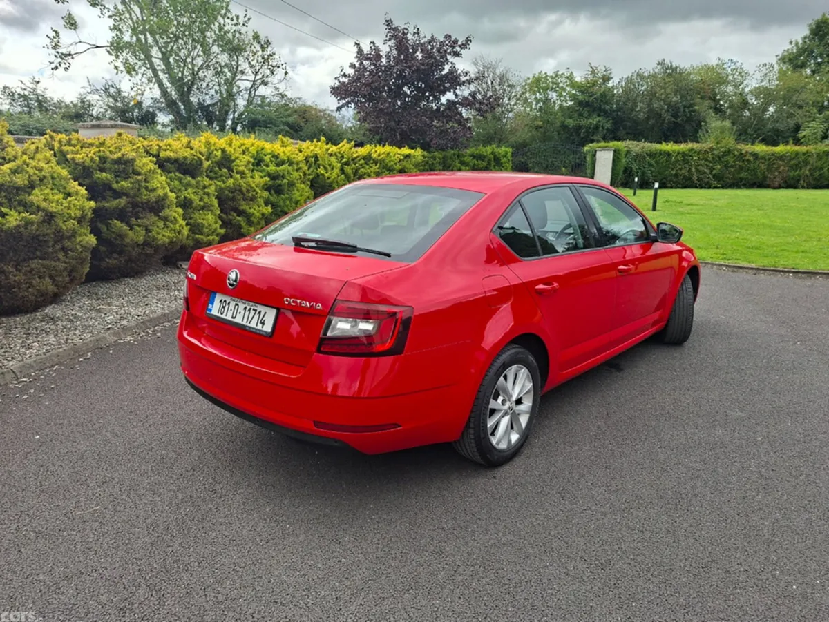 Skoda Octavia Hatchback, Petrol, 2018, Red
