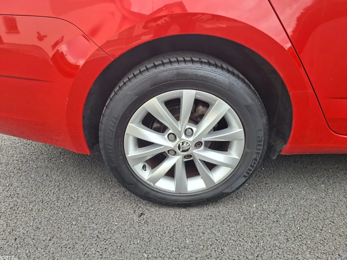 Skoda Octavia Hatchback, Petrol, 2018, Red