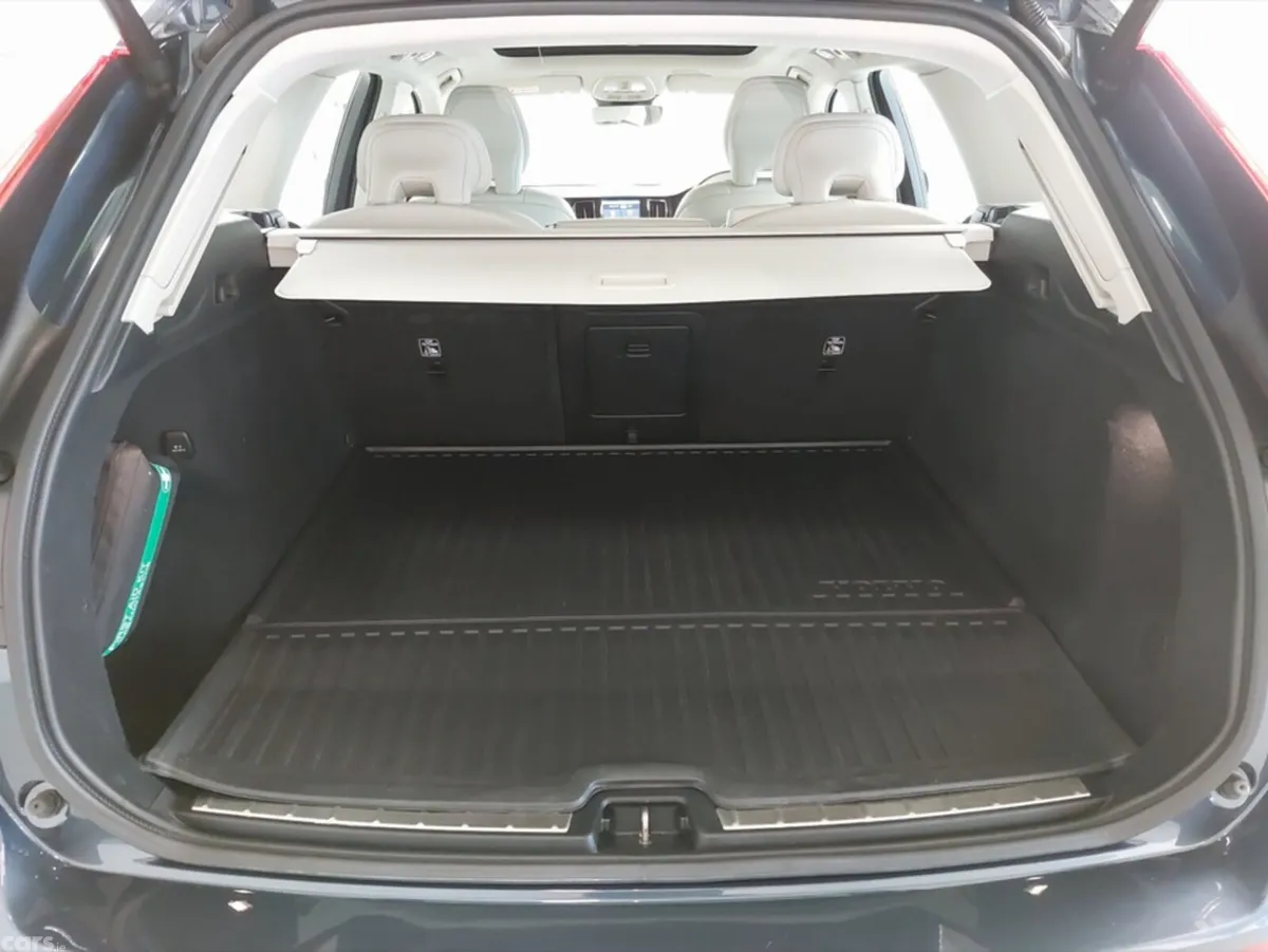 Volvo XC60 SUV, Petrol Plug-in Hybrid, 2025, Blue
