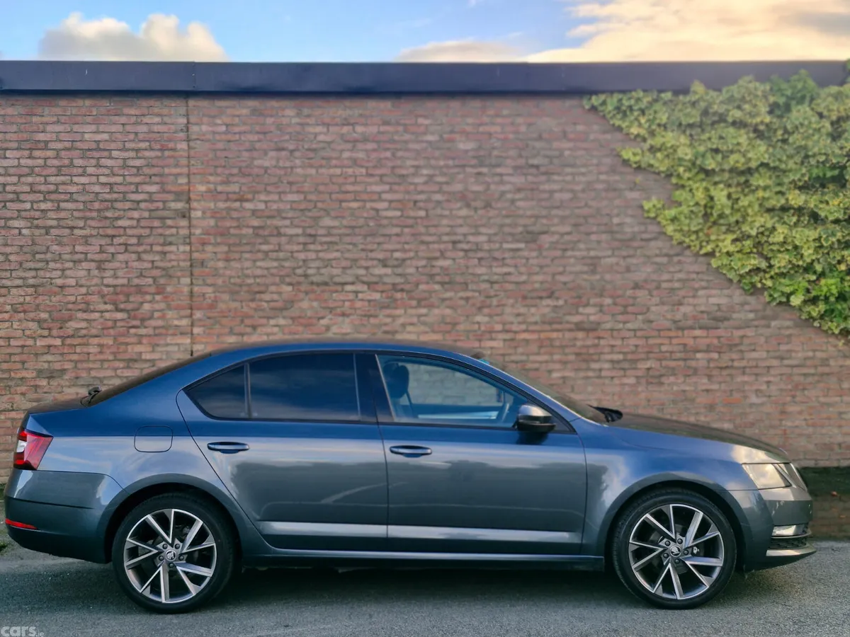 Skoda Octavia Saloon, Diesel, 2019, Grey