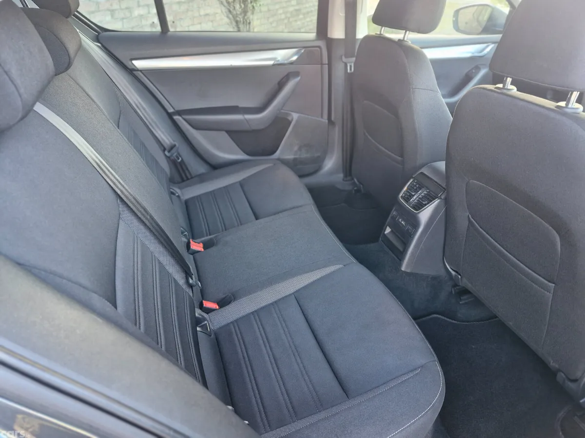 Skoda Octavia Saloon, Diesel, 2019, Grey