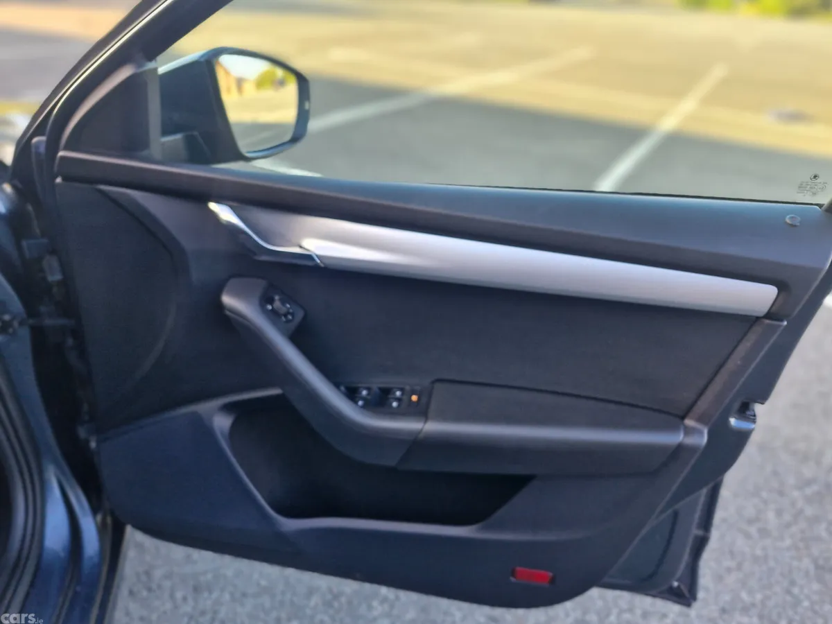Skoda Octavia Saloon, Diesel, 2019, Grey