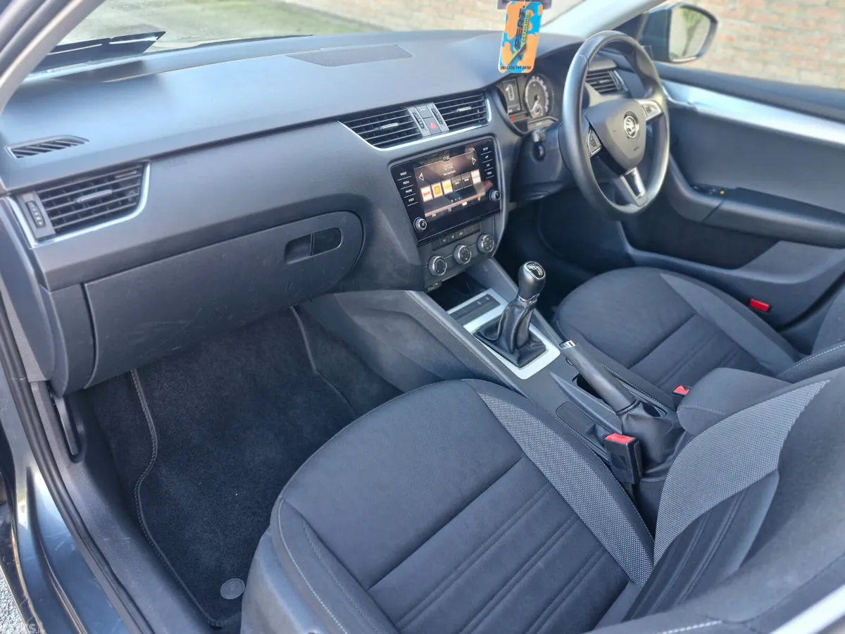 Skoda Octavia Saloon, Diesel, 2019, Grey