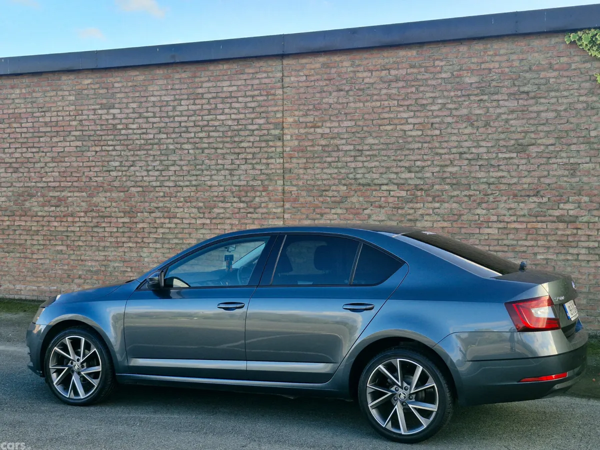 Skoda Octavia Saloon, Diesel, 2019, Grey