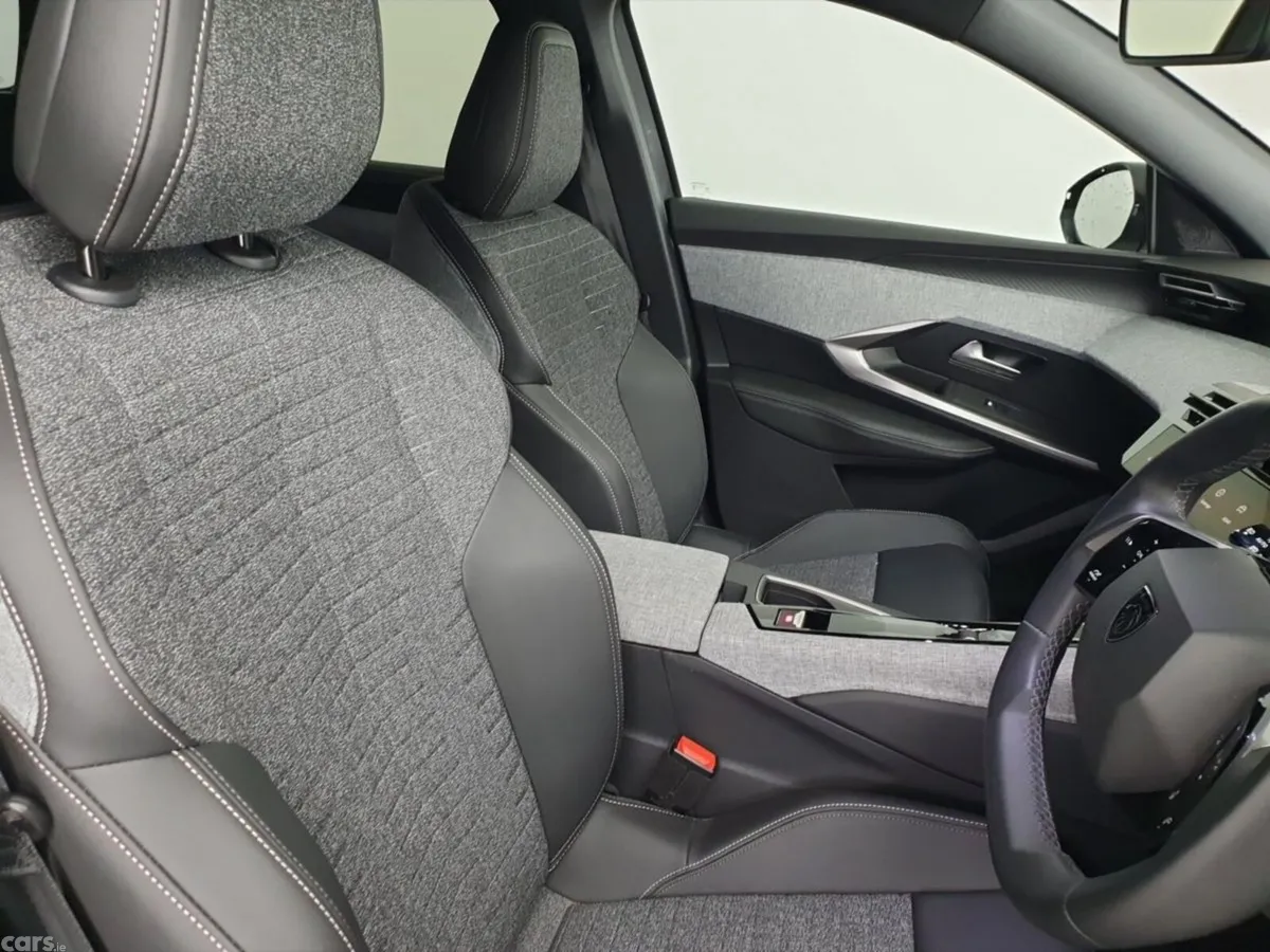 Peugeot 5008 MPV, Petrol, 2025, Grey