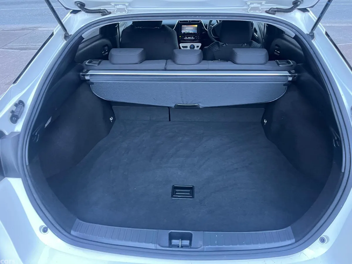 Toyota Prius Hatchback, Petrol Hybrid, 2017, White