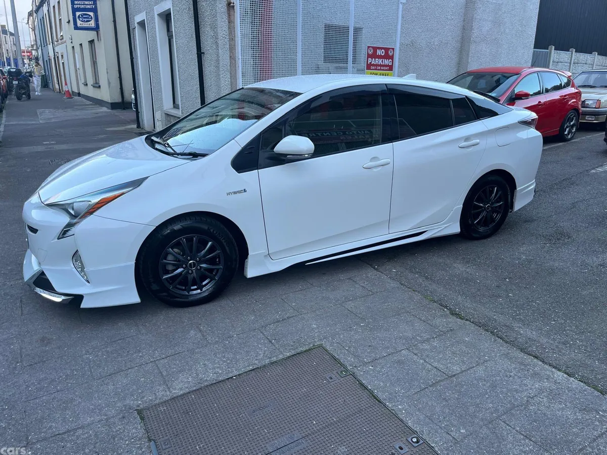 Toyota Prius Hatchback, Petrol Hybrid, 2017, White