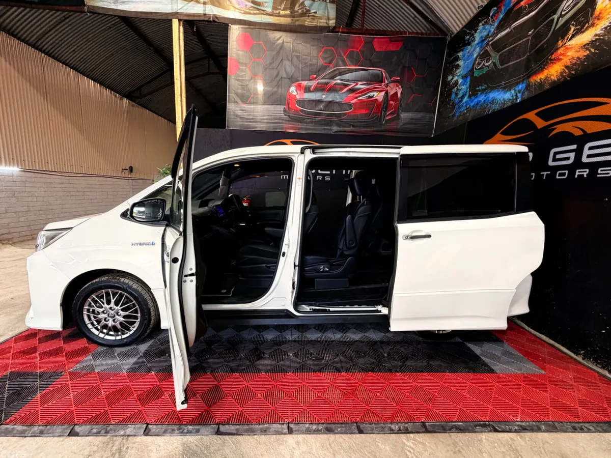 Toyota Noah MPV, Petrol Hybrid, 2019, White