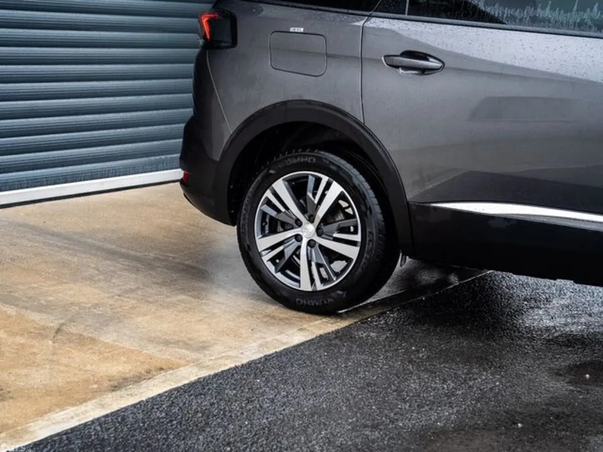 Peugeot 5008 MPV, Diesel, 2024, Grey