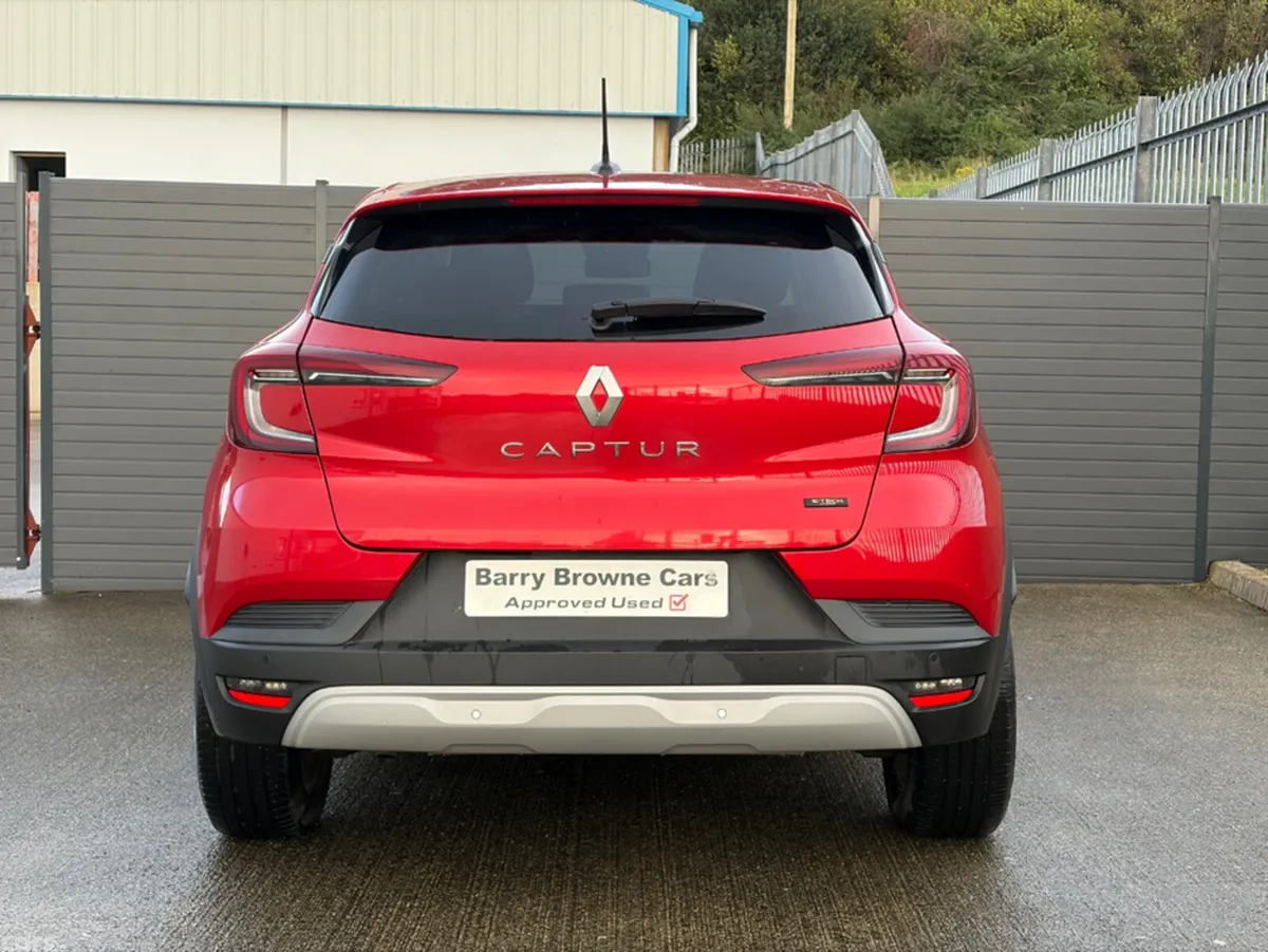 Renault Captur Hatchback, Petrol Hybrid, 2023, Red