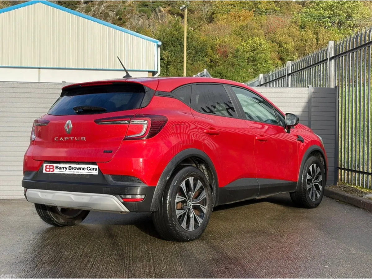 Renault Captur Hatchback, Petrol Hybrid, 2023, Red