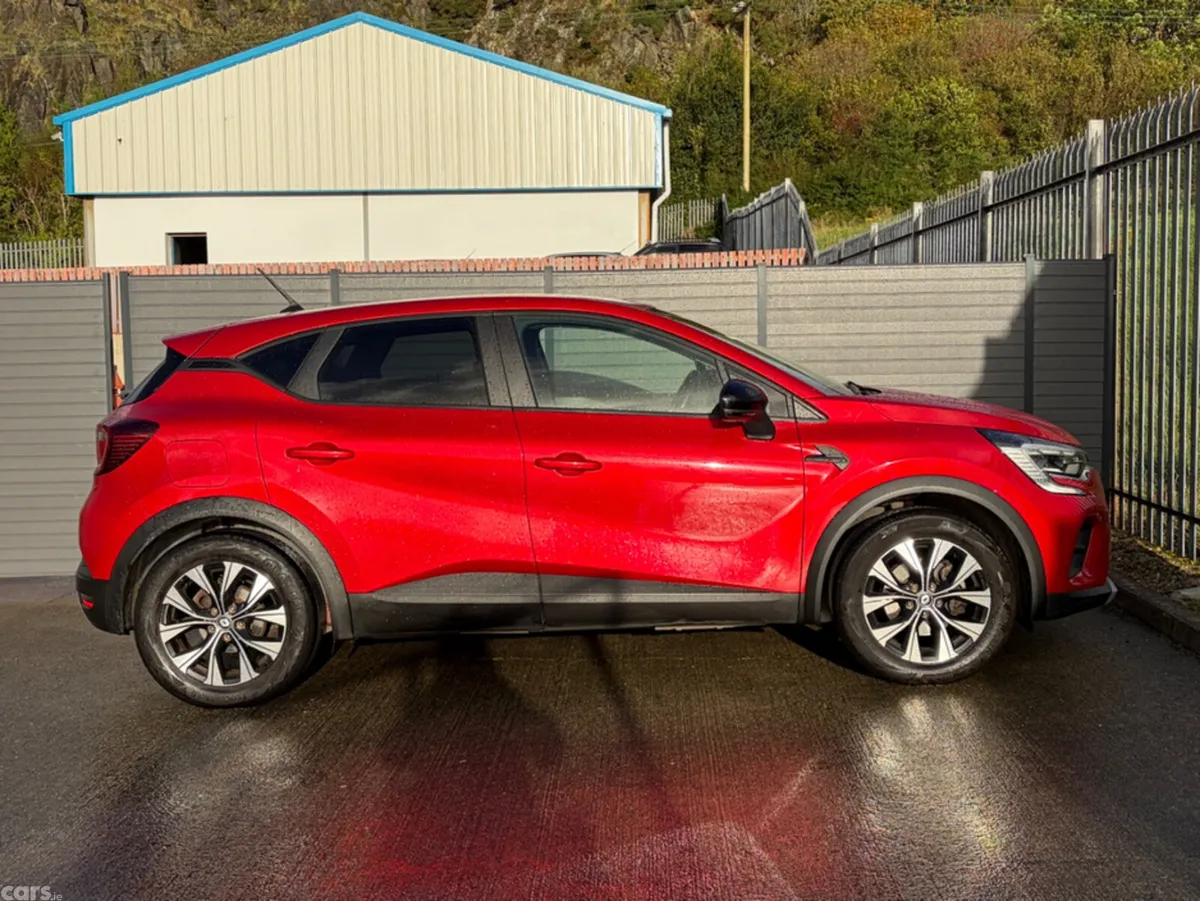 Renault Captur Hatchback, Petrol Hybrid, 2023, Red