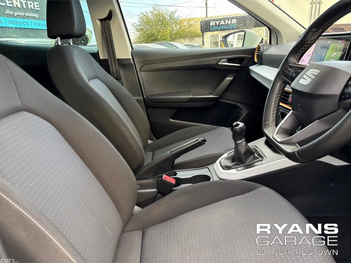 SEAT Arona Hatchback, Petrol, 2022, White
