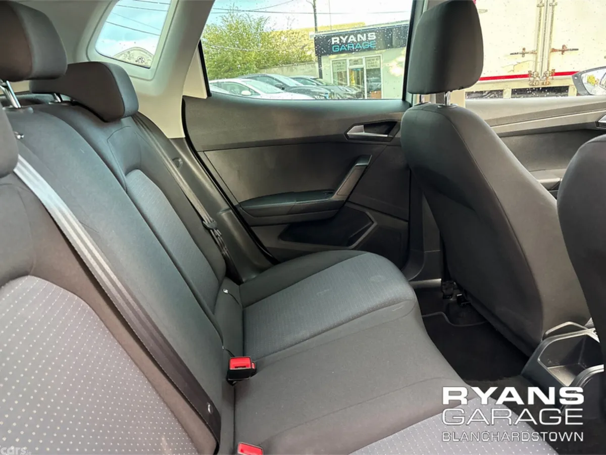 SEAT Arona Hatchback, Petrol, 2022, White