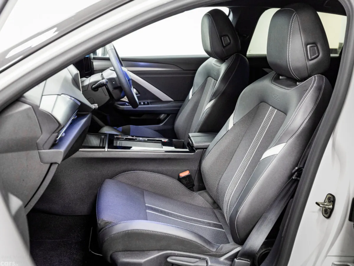 Opel Astra Hatchback, Electric, 2024, White
