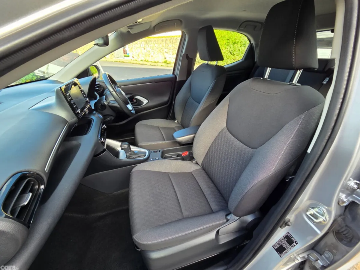 Toyota Yaris Hatchback, Petrol Hybrid, 2023, Grey