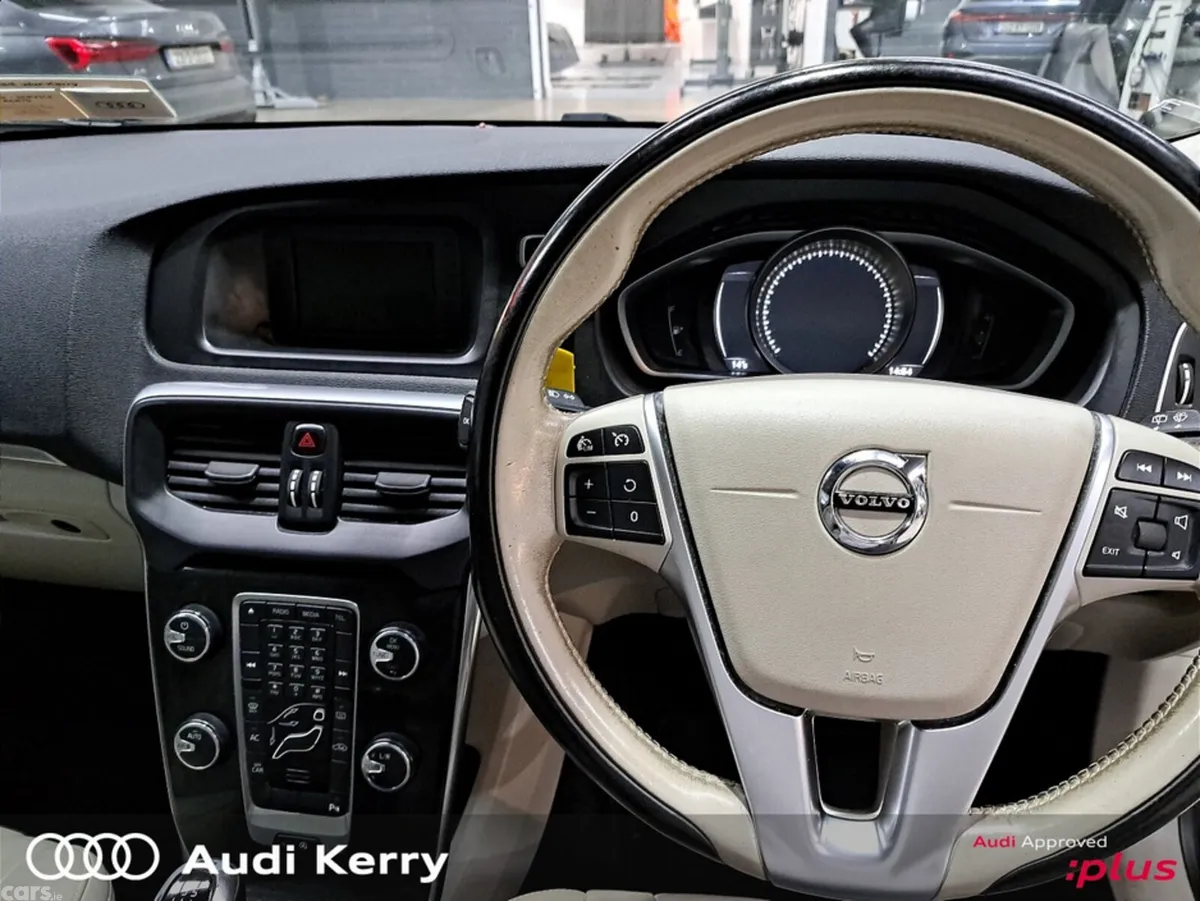Volvo V40 Hatchback, Diesel, 2017, Blue