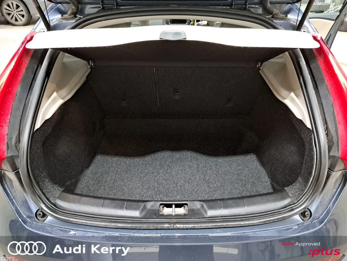 Volvo V40 Hatchback, Diesel, 2017, Blue