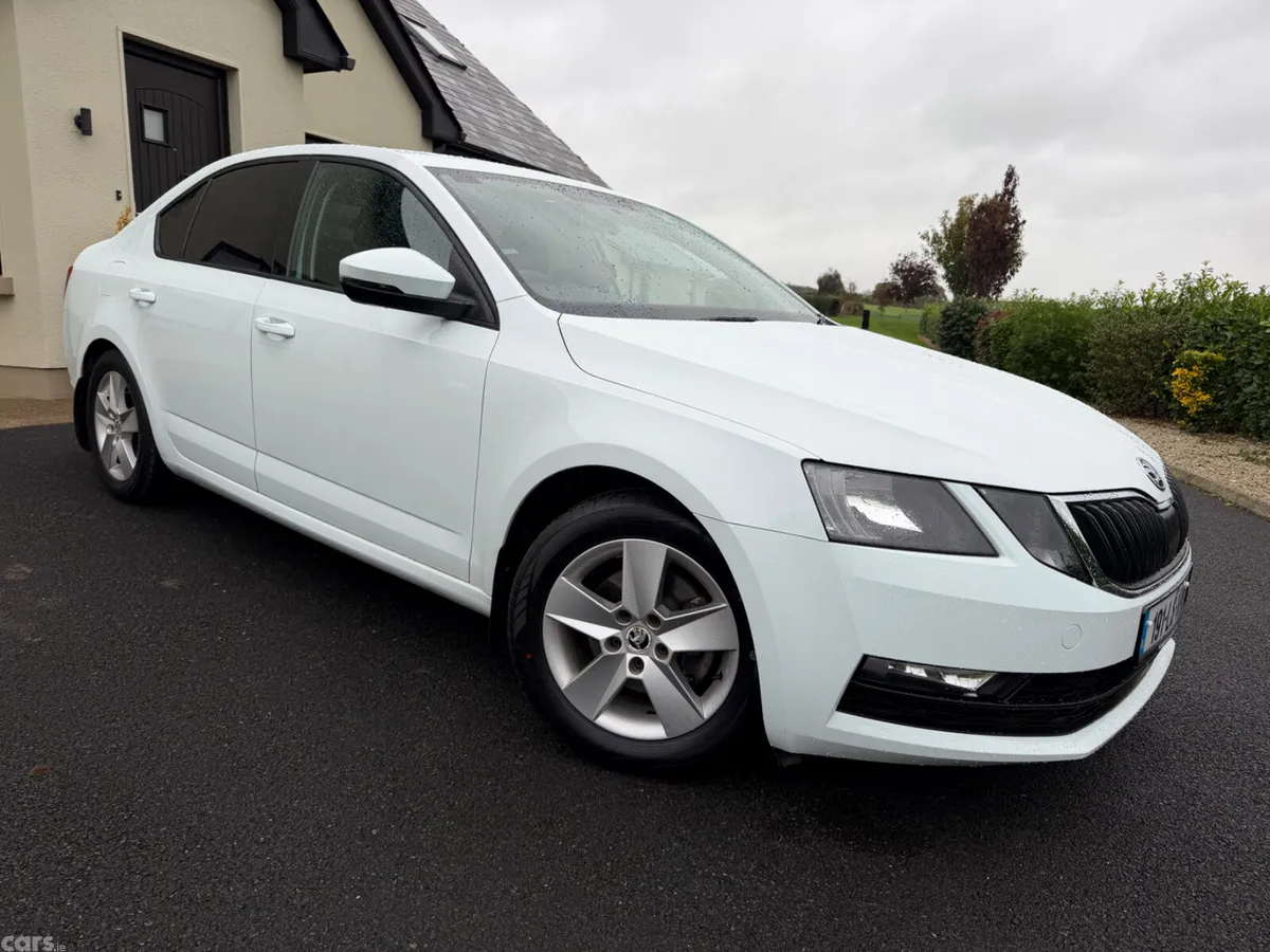 Skoda Octavia Saloon, Petrol, 2019, White