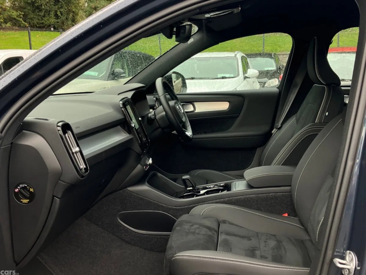 Volvo XC40 SUV, Petrol, 2026, Blue