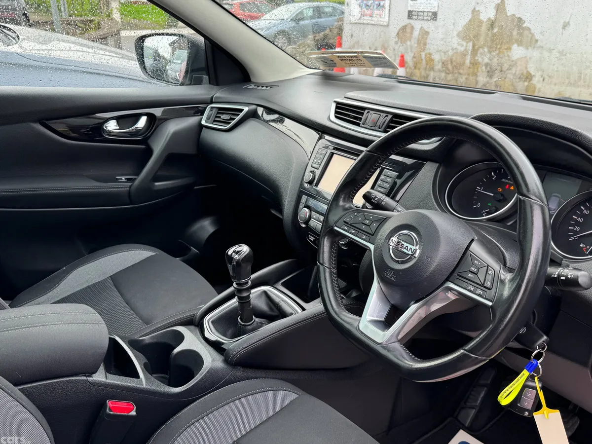Nissan Qashqai MPV, Diesel, 2018, Red