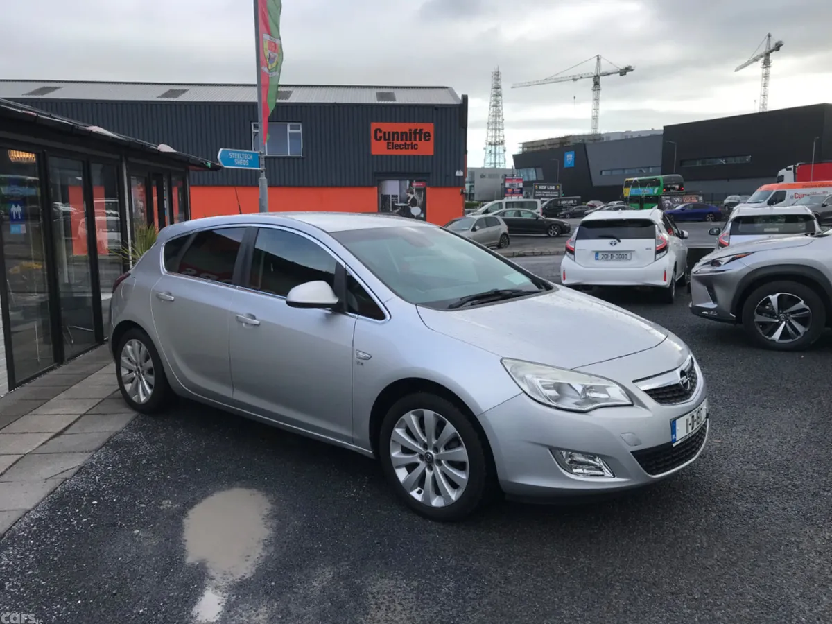 Opel Astra Hatchback, Petrol, 2011, Silver