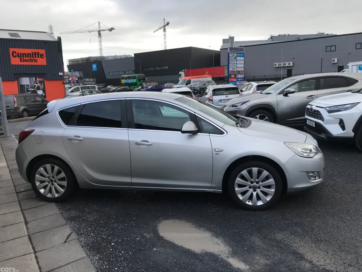 Opel Astra Hatchback, Petrol, 2011, Silver