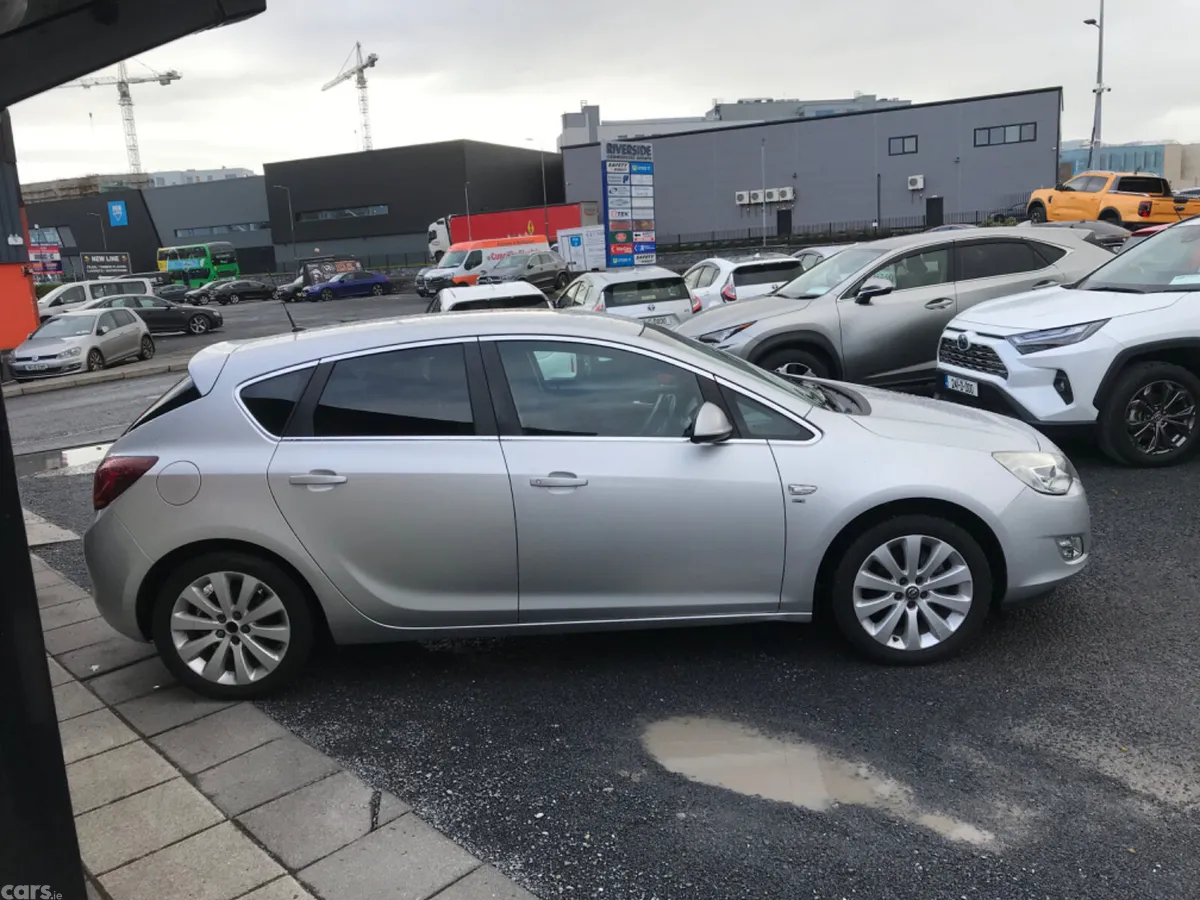 Opel Astra Hatchback, Petrol, 2011, Silver