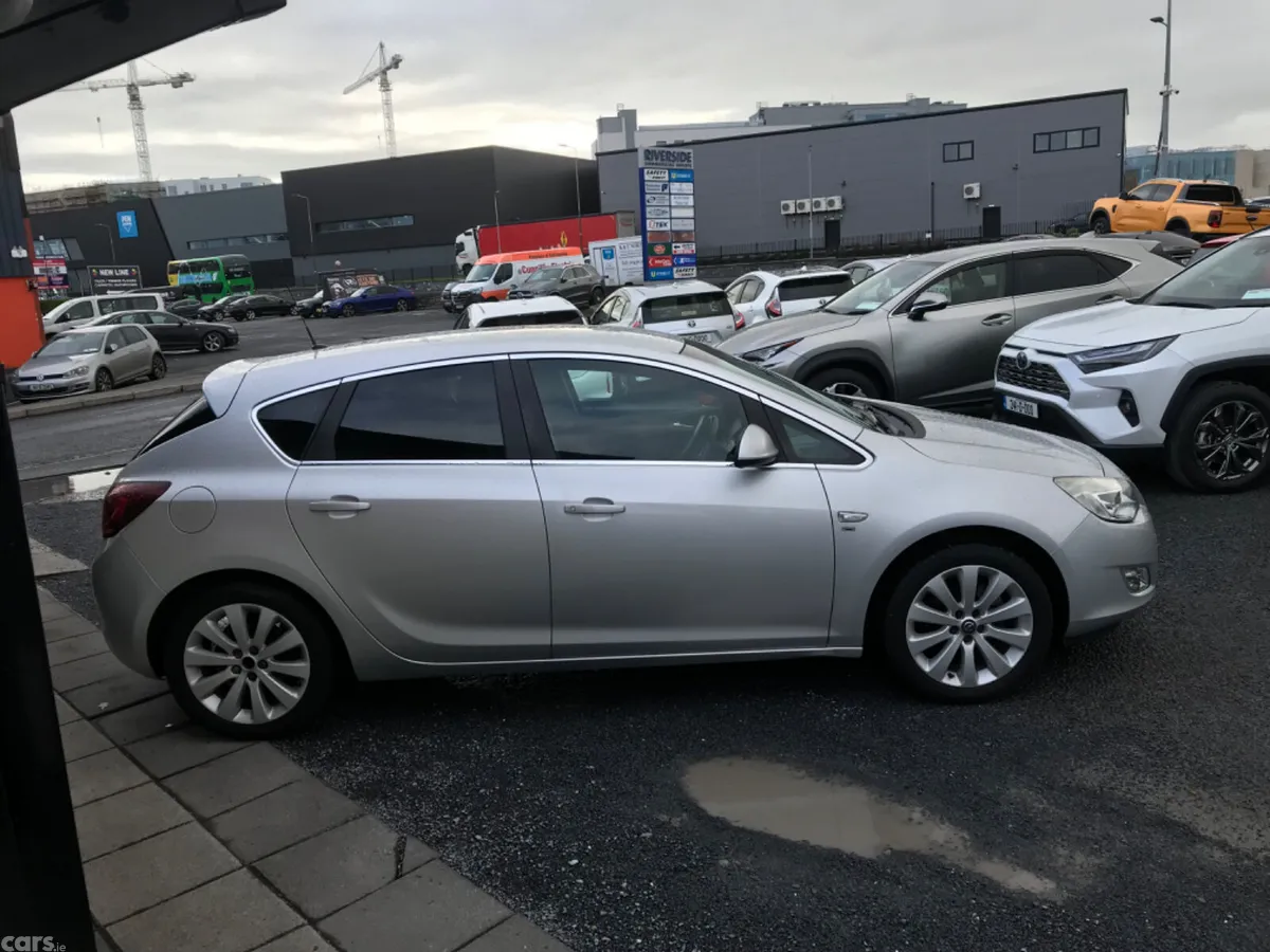 Opel Astra Hatchback, Petrol, 2011, Silver