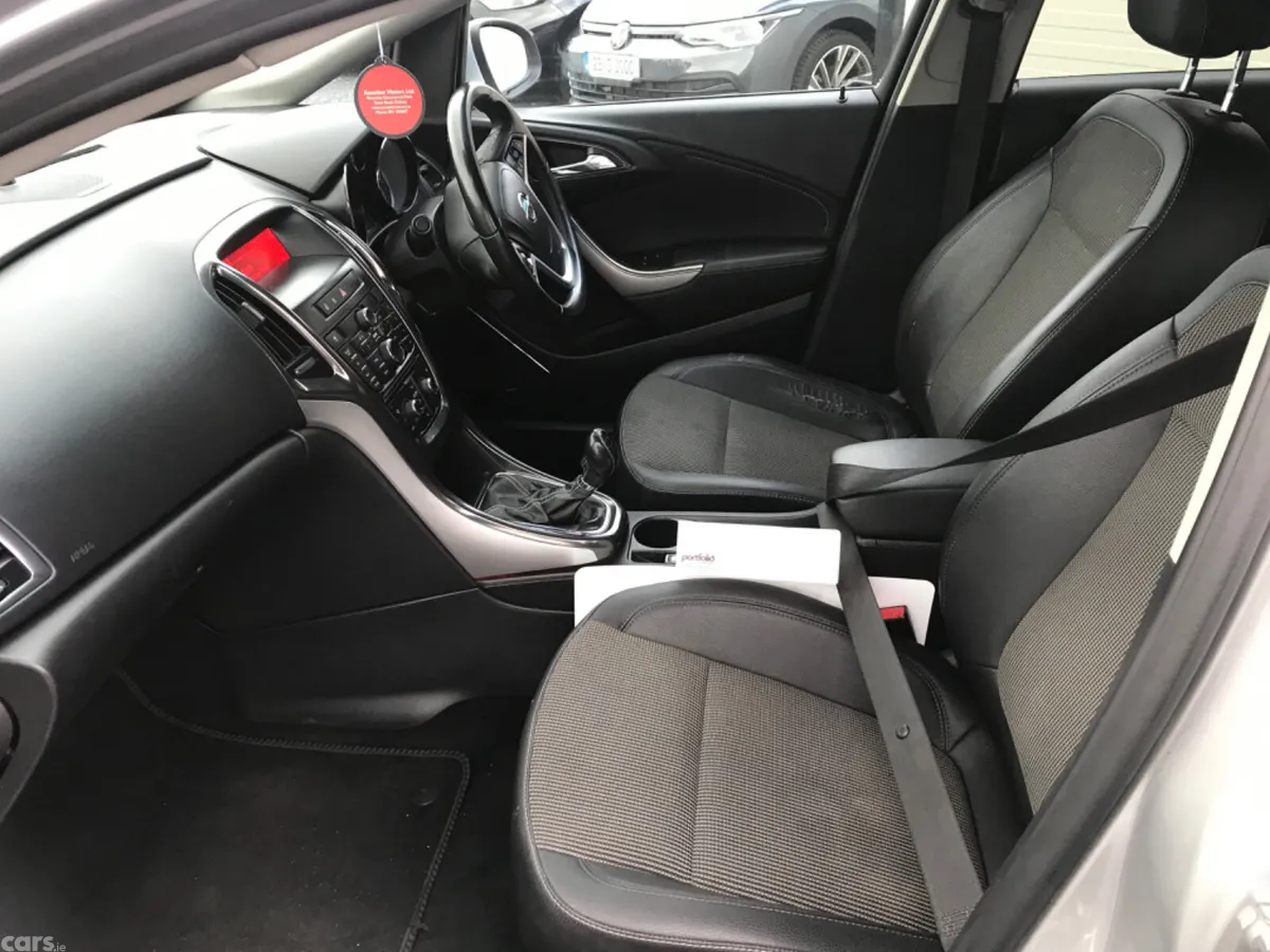 Opel Astra Hatchback, Petrol, 2011, Silver