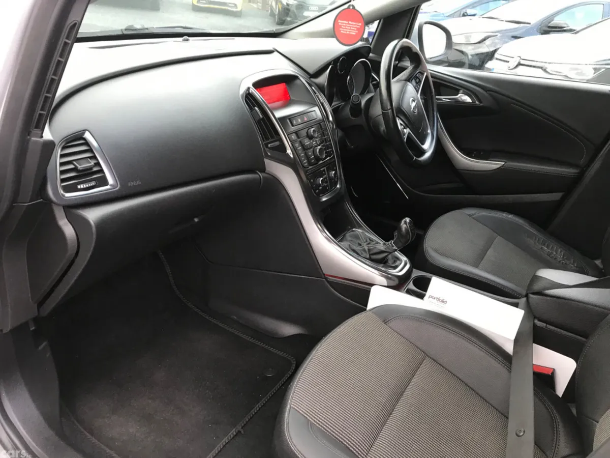 Opel Astra Hatchback, Petrol, 2011, Silver