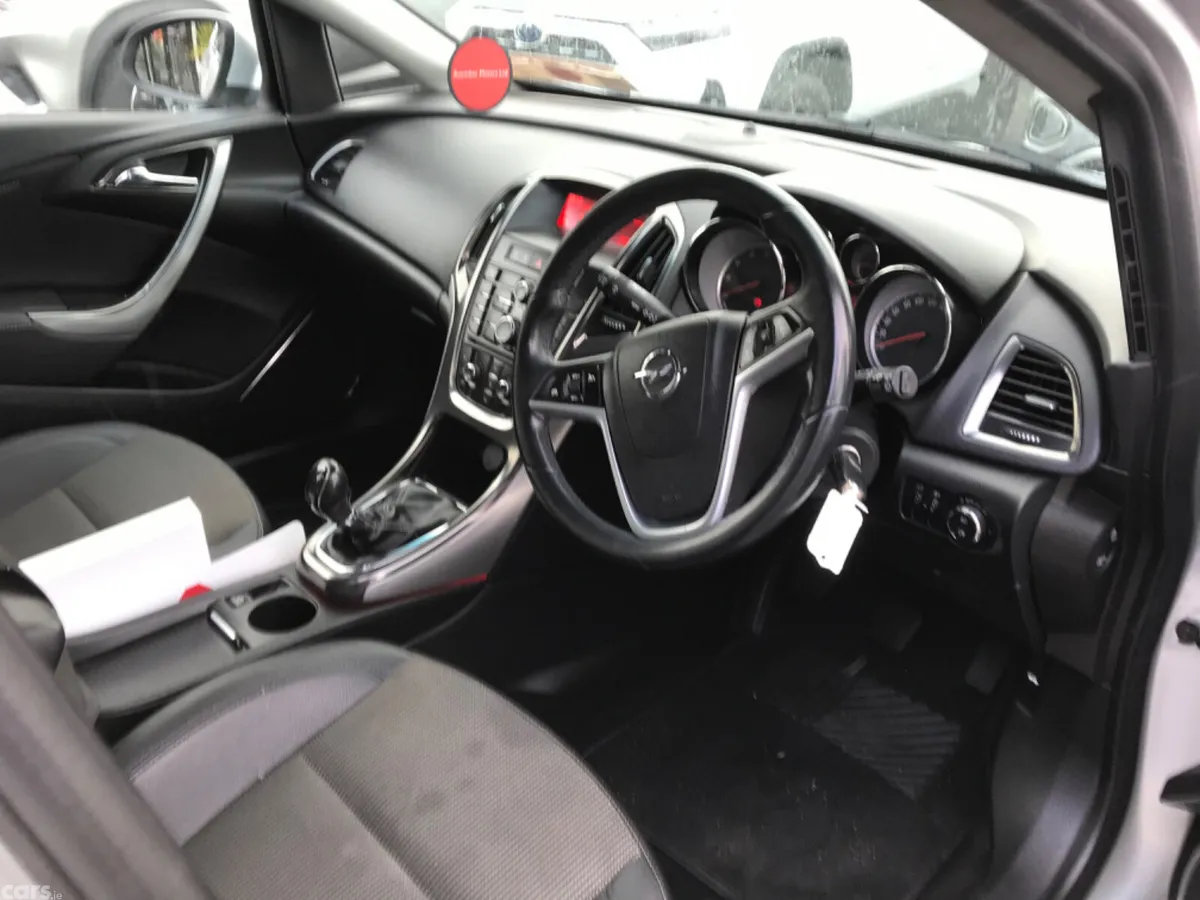 Opel Astra Hatchback, Petrol, 2011, Silver