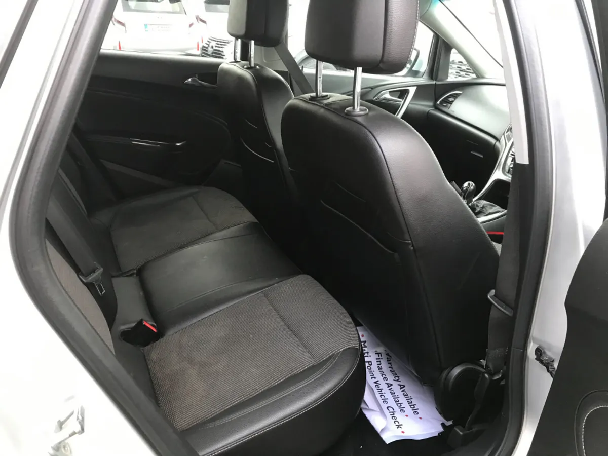 Opel Astra Hatchback, Petrol, 2011, Silver