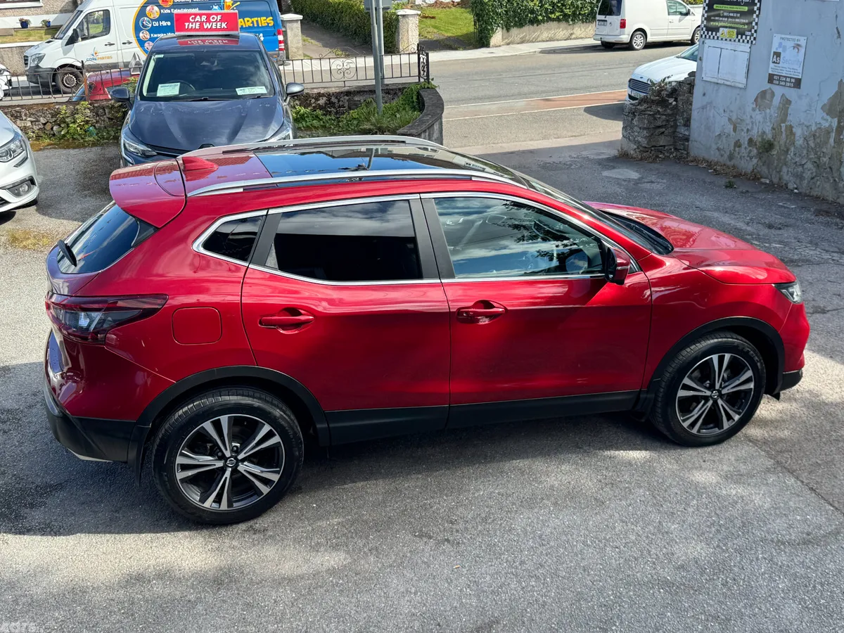 Nissan Qashqai MPV, Petrol, 2021, Red