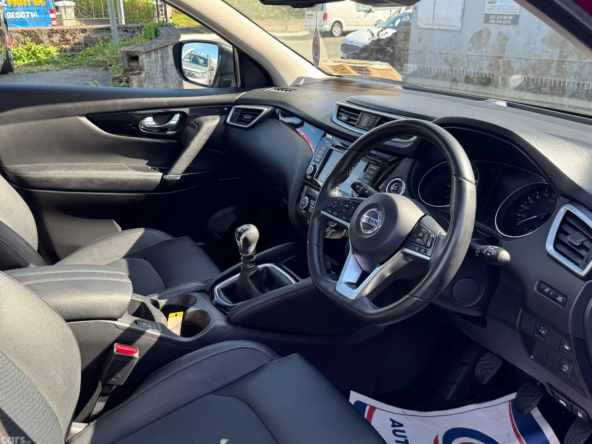 Nissan Qashqai MPV, Petrol, 2021, Red