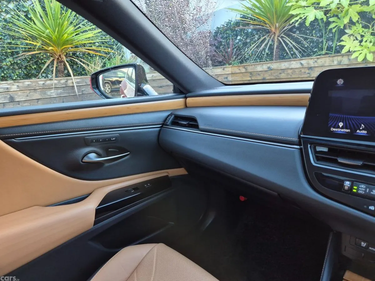 Lexus ES Saloon, Petrol Hybrid, 2022, Red