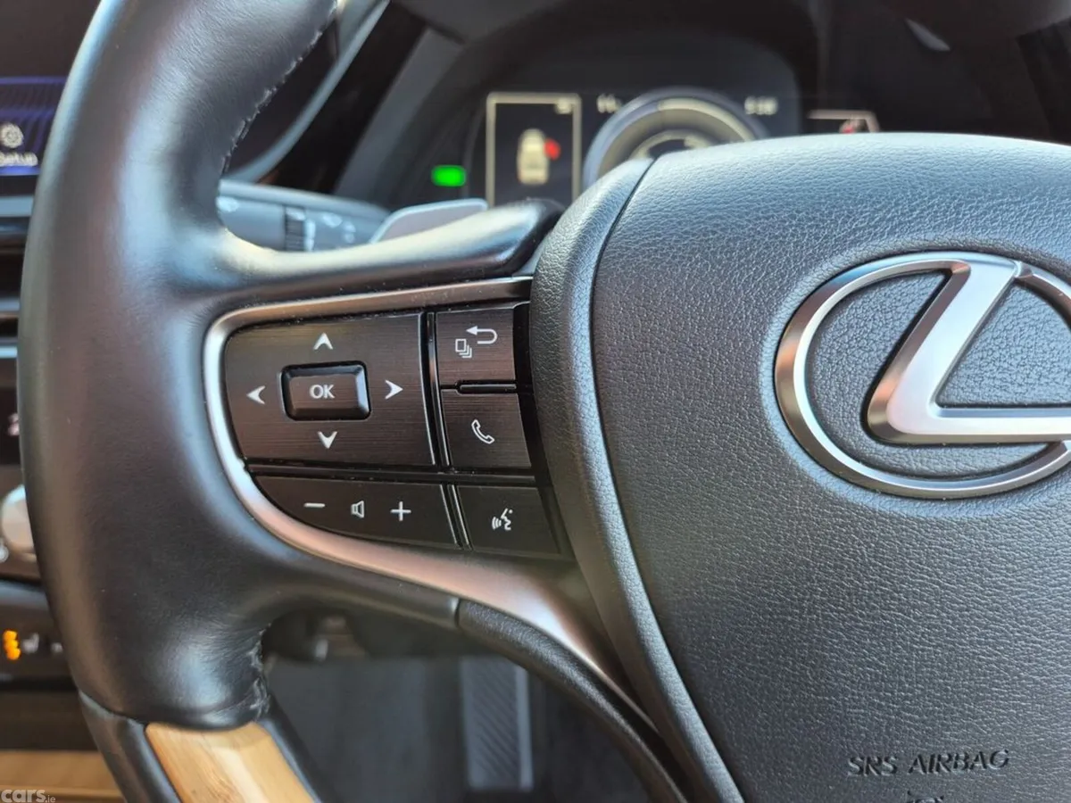 Lexus ES Saloon, Petrol Hybrid, 2022, Red