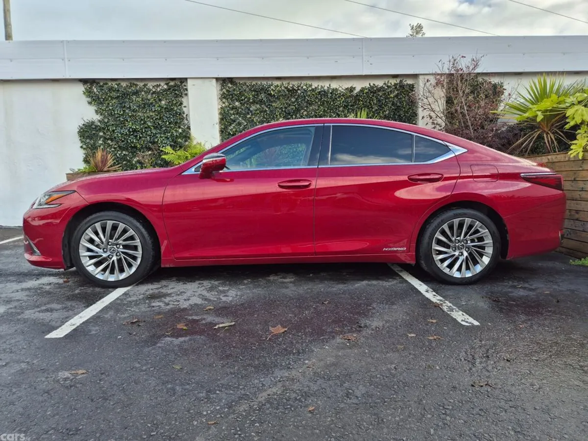Lexus ES Saloon, Petrol Hybrid, 2022, Red