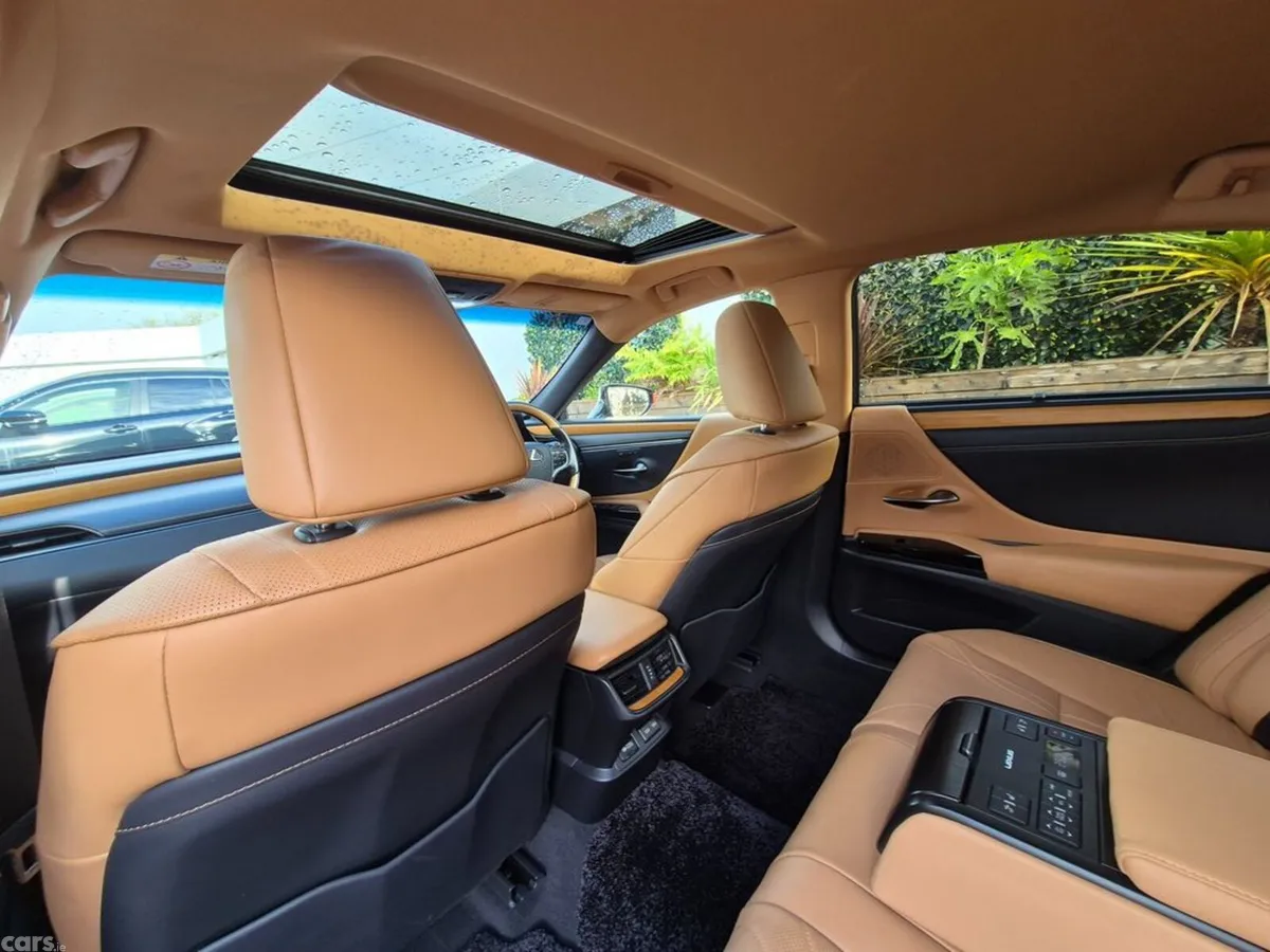 Lexus ES Saloon, Petrol Hybrid, 2022, Red