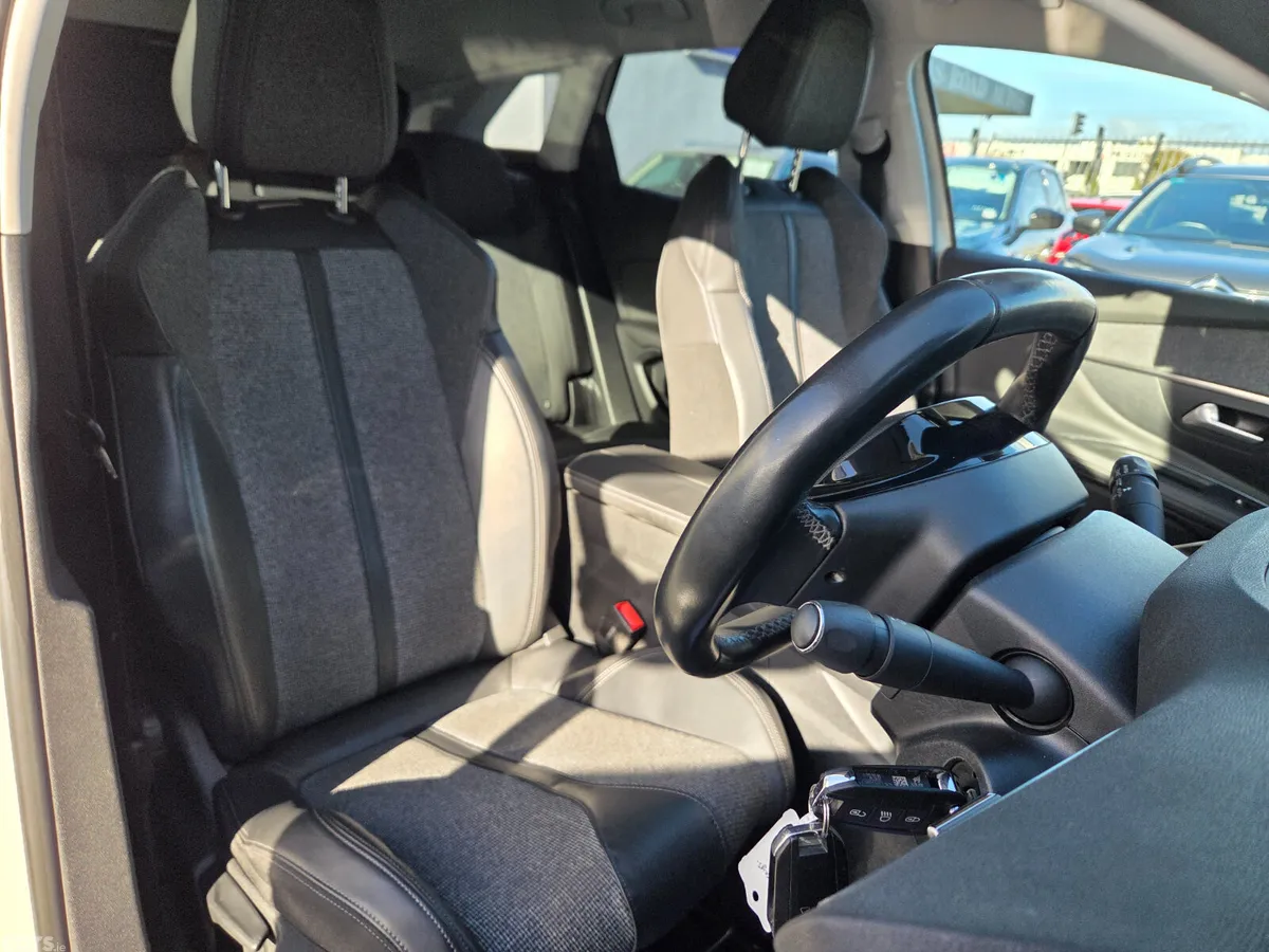 Peugeot 3008 MPV, Petrol, 2018, White