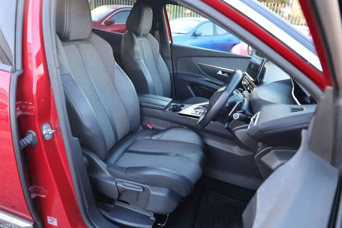 Peugeot 3008 MPV, Diesel, 2023, Red